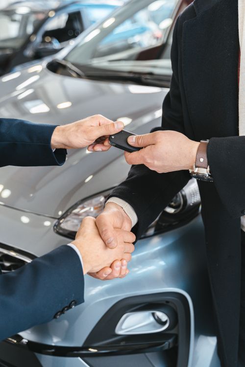 Entrega de llaves de un carro durante una compraventa de vehículo